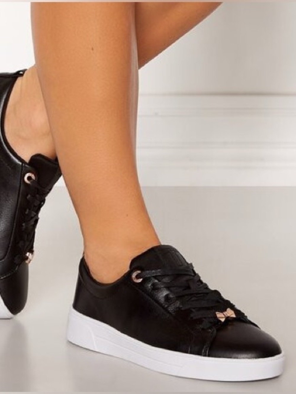 Ted Baker London Gielli Black
Leather Trainers with Rose
Gold Details - Size 8